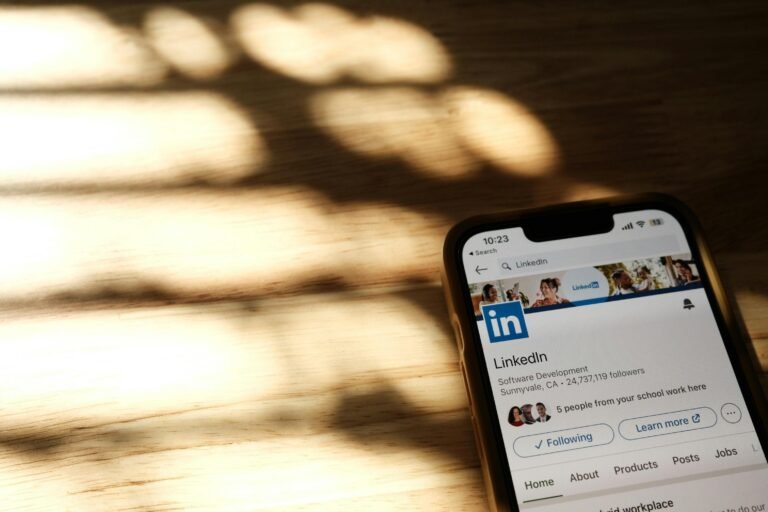 LinkedIn Advertising: Simple Guide for Beginners and Businesses